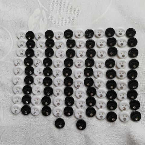 110 knapper, 13mm - svarte og hvite