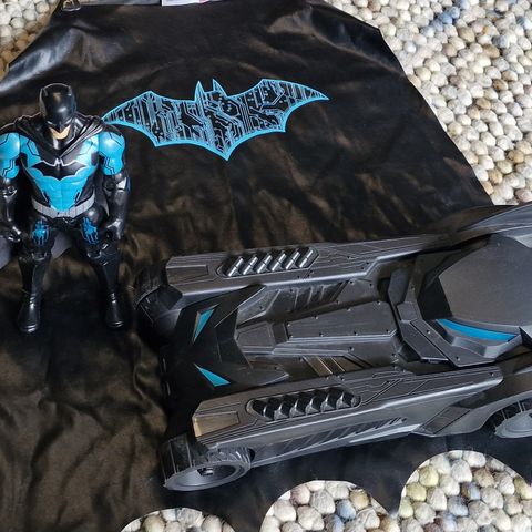 Batman 30 cm, Batmobile og kappe/kostyme