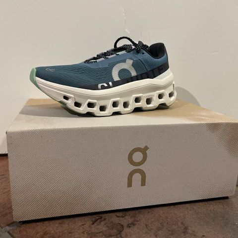 Running shoes for women "Cloudmonster" by Swiss brand "On"