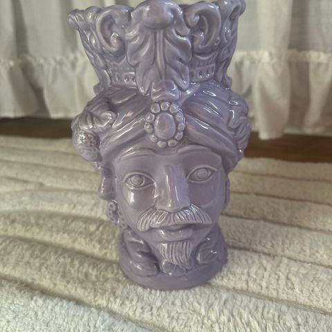 Håndlaget konge keramikkvase