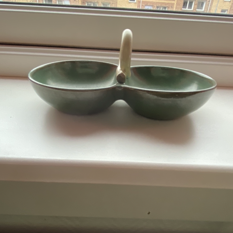 Grønn Ganns Keramikk dobbel skål med hank selges
