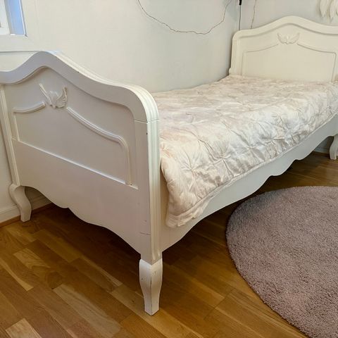 Nydelig seng til jenterommet (nypris 8900)