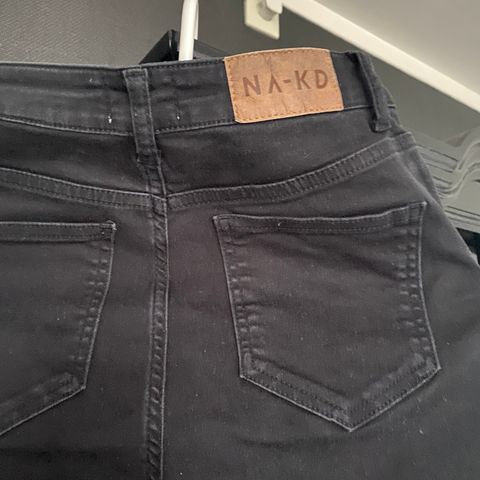 Slim legg jeans i svart fra NA-KD selges i Str. M