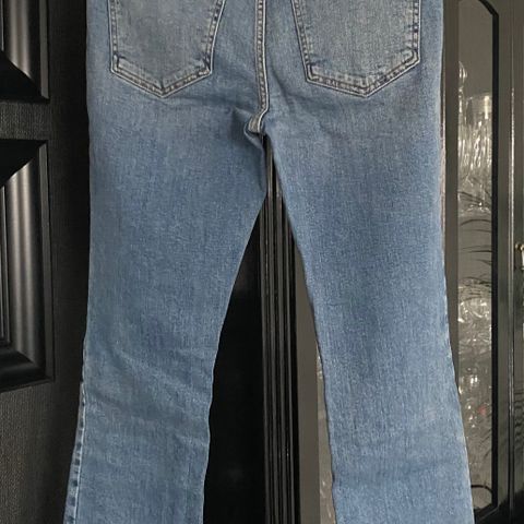 Gina trikot jeans i Str. 38 selges