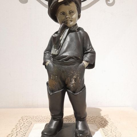 G. Bernard (ant. fransk),"Gutt med pipe", eldre skulptur i gips høyde 35 cm.