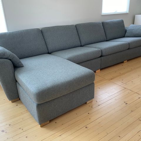 Sofa med sjeselong fra Formfin Free-serien. Bohus