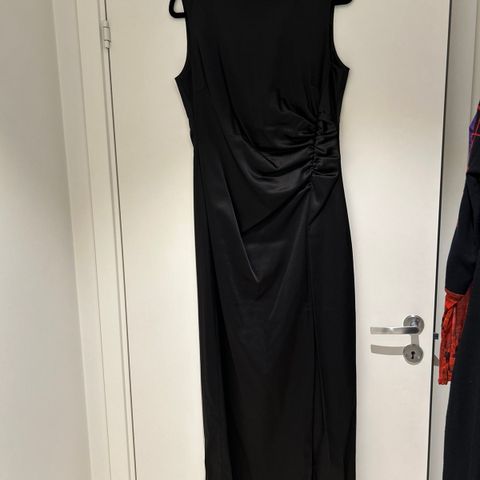Kjempefin lang sort kjole med splitt str 42