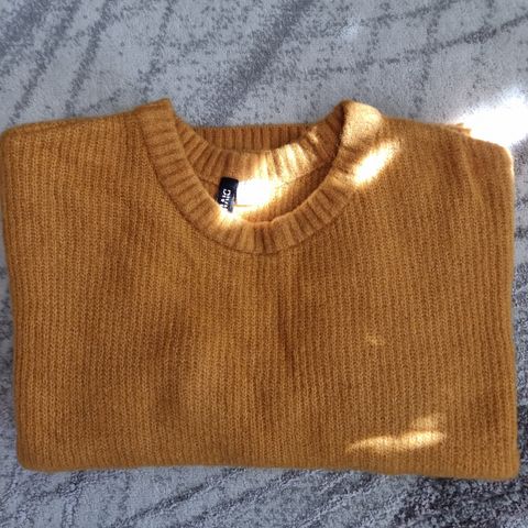 Fine gulfarge genseren er helt ny.