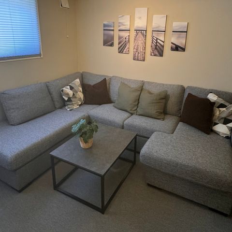 Hjørnesofa/sofa med sjeselong lite og pent brukt