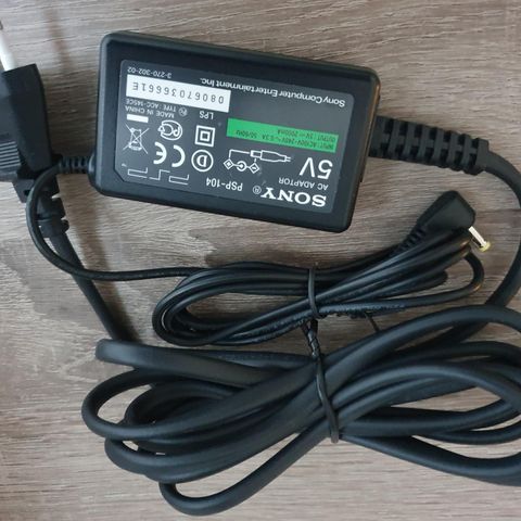 Original strømforsyning til SONY PSP.