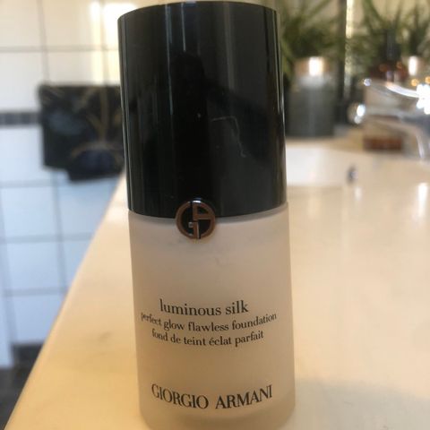 foundation Giorgio Armani Luminous silk