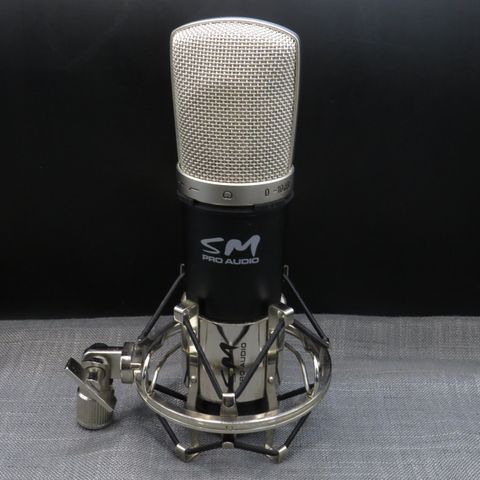 SM Pro Audio MC01 kondensatormic med mic-holder. Til salgs