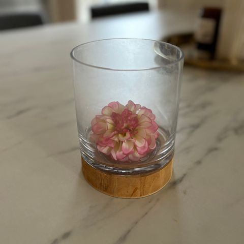 Dekorativ glass med blomst