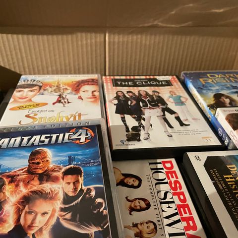 Esker fulle med DVD filmer selges