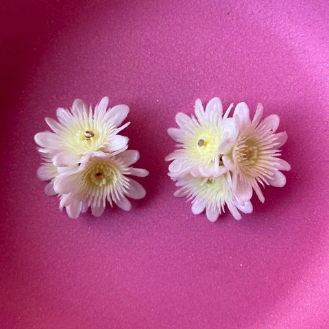 Retro øreklips i plast blomster 60talls