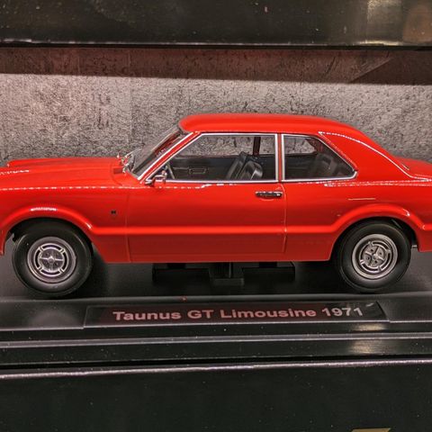 Ford Taunus GT - 1971 modell - Rød lakkert - KK-Scale Limited Edition 1:18.