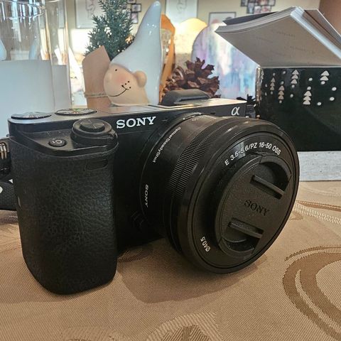 Sony A6000 m/ linse, SD (10), batteri, og lader