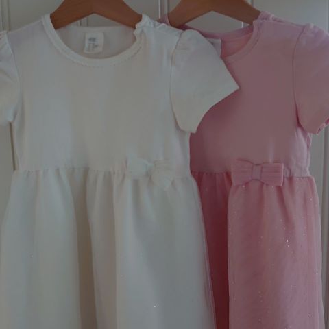 To kjoler (en rosa og en hvit).  H&M. Str 86.