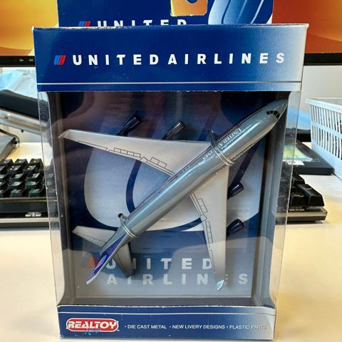 United Airlines metal fly