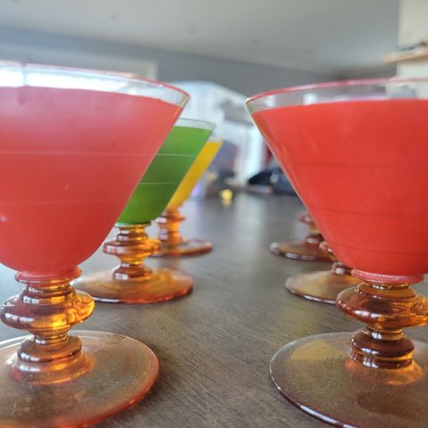 Vakre og fargerike retro cocktailglass