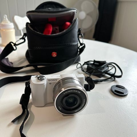 Sony A5000 systemkamera m/16-50mm PZ obejktiv (hvit)