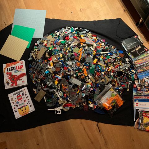 Lego 21,7kg, 3 plater, bøker