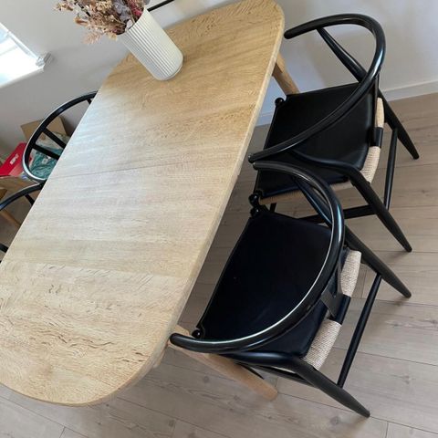 Flott spisebord i massiv eik fra dansk møbelprodusent