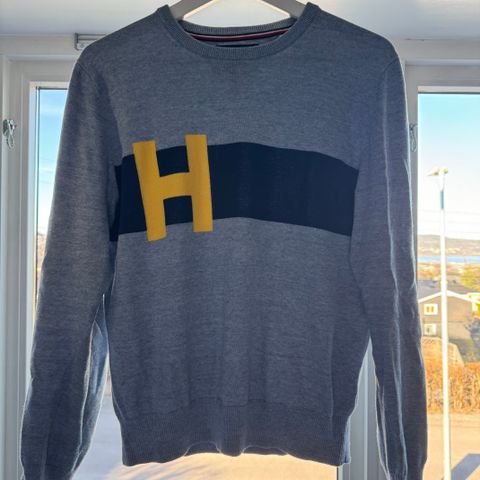 Pent brukt Tommy Hilfiger genser selges!