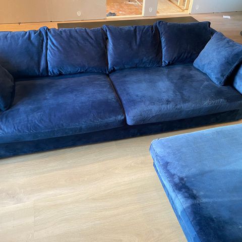 Dyp sofa, med sofapall.