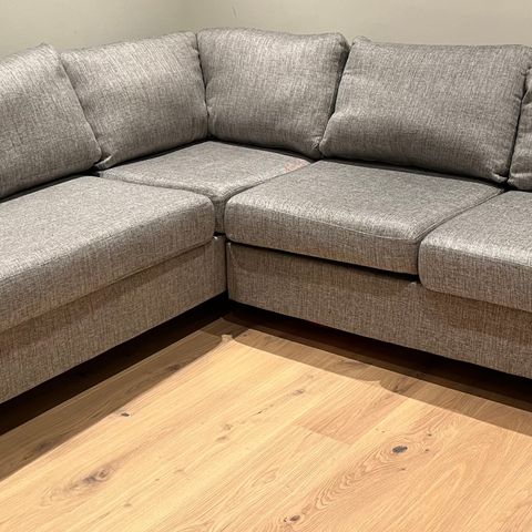 Sofa med sjeselong (pent brukt)