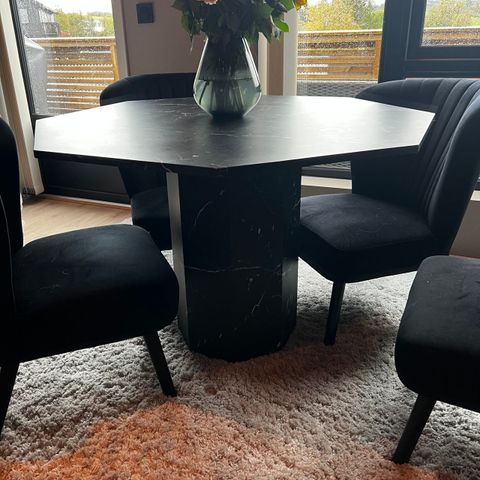 Rundt marmor spisebord og 6 supplerings stoler i svart velur