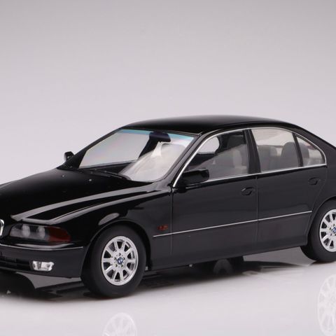 BMW 528i - svart metallic - 1995 modell - KK-Scale Limited Edition skala 1:18.
