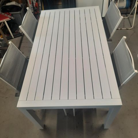 Hagebord med 4 stablestoler i aluminium.