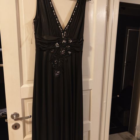 Lang sort kjole fra Dollarosa