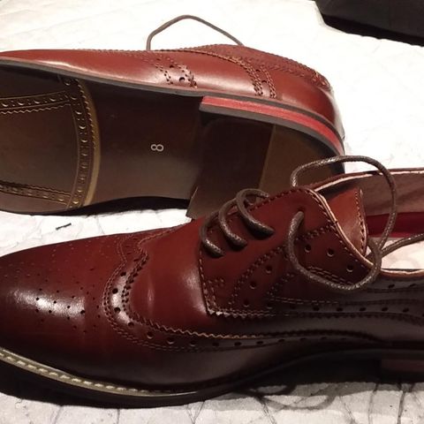 Use/new use once Classic Brogue Wing Tip Design