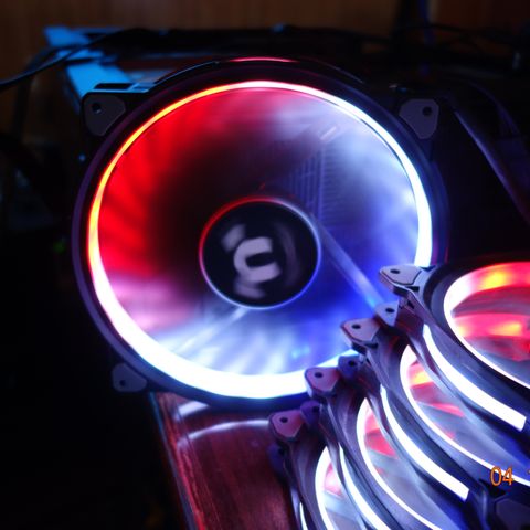 Thermaltake Riing PLUS 20, 200mm RGB vifte.