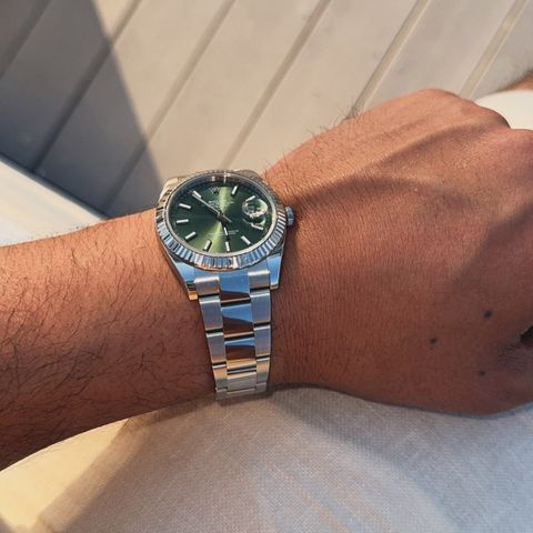 Rolex Datejust 41 126334 Grønn skive Norsk