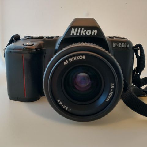 Nikon F601m + Nikkor linsa + 2 blits + kamerabag