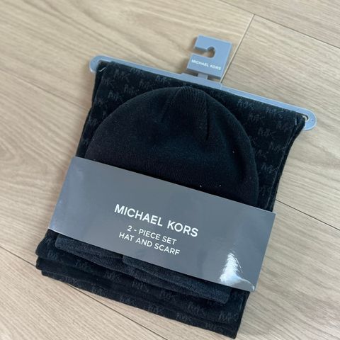 Skjerf og lue fra MICHAEL KORS