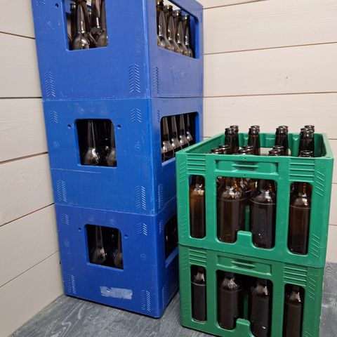 Ølflasker i kasse, kr 125 per kasse