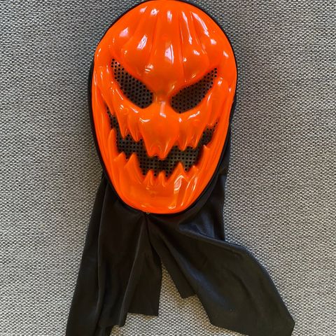 Halloweenmaske selges