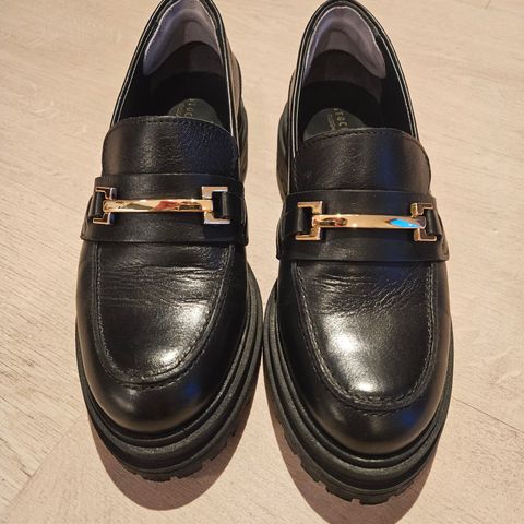 STOCKHOLM DESIGN GROUP Loafer med gulllenke