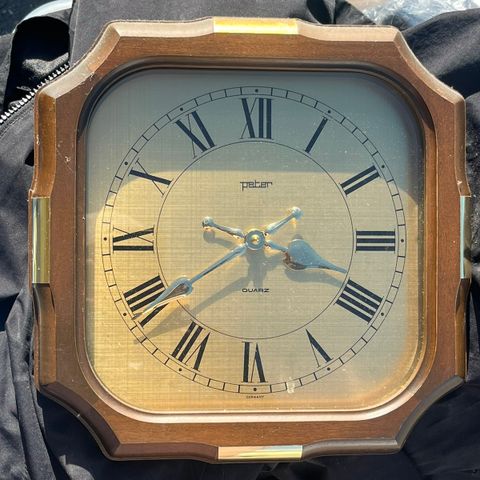 Vintage klokke selges på stort garasjesalg 21.april