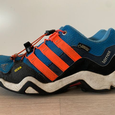 Adidas Terrex gore tex/GTX-sko/overgangssko/tursko/joggesko til barn str. 37