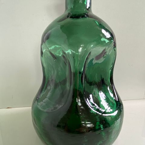 Holmegaard. Flott og gammel grønn klunkeflaske med spilledåse fra 1950-tallet