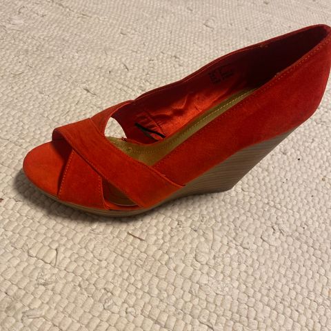 Røde kilehæl sko