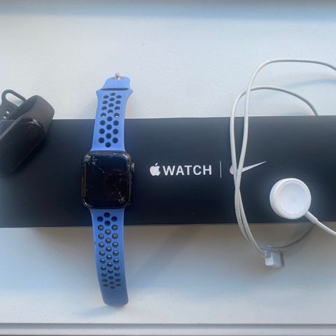 Apple Watch Nike Series 5 GPS + Cellular, 40 mm og Xiaomi smart band