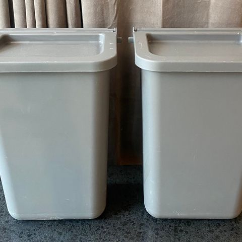 2 praktiske søppelkasser/kildesortering for montasje på innsiden av skapdør