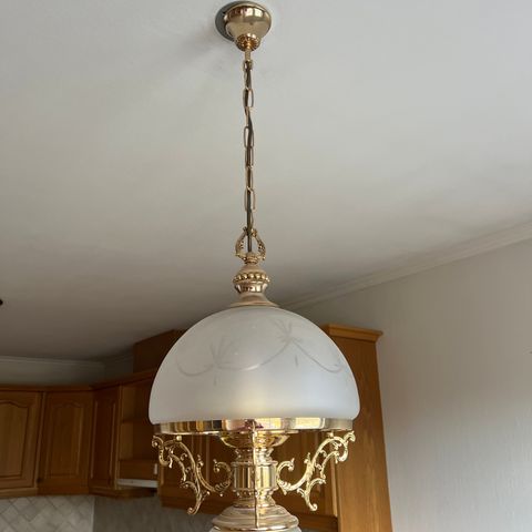 Reservert - Flott taklampe med gull
