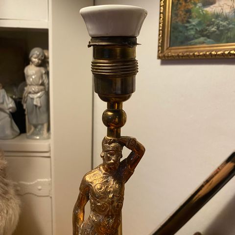 Eldre lampe soldat messing +,  bordlampe